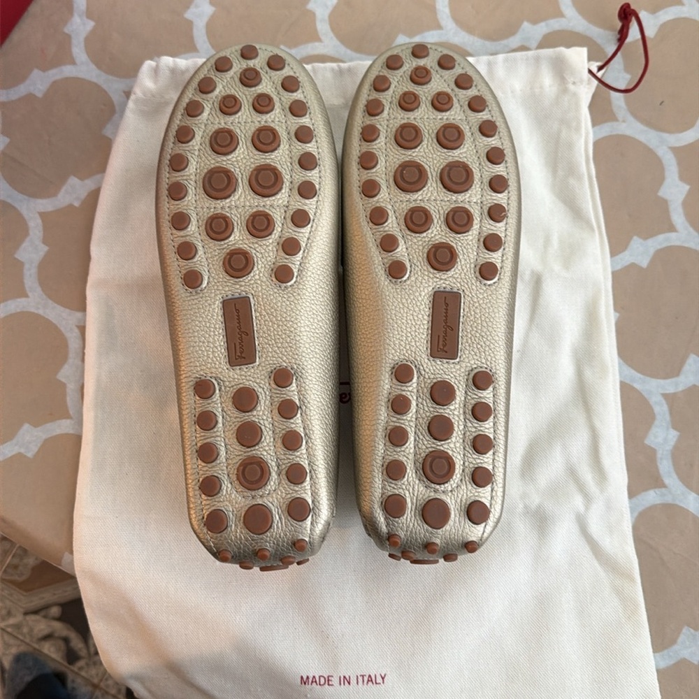 Woman's Salvatore Ferragamo Gold Driving moccasin - Picture 4 of 4